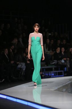 aleksandra dojcinovic, zagreb, Hırvatistan 'fashion.hr' show tarafından tasarlanan kıyafetleri moda model.
