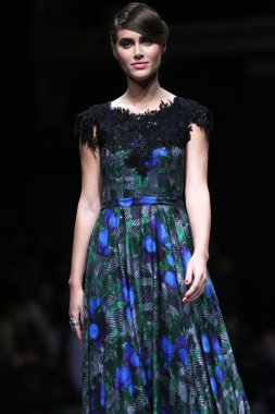 Ivica skoko, zagreb, Hırvatistan 'fashion.hr' show tarafından tasarlanan kıyafetleri moda model.