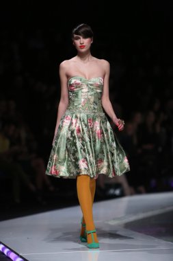 Ivica skoko, zagreb, Hırvatistan 'fashion.hr' show tarafından tasarlanan kıyafetleri moda model.