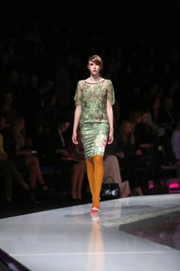 Ivica skoko, zagreb, Hırvatistan 'fashion.hr' show tarafından tasarlanan kıyafetleri moda model.