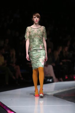 Ivica skoko, zagreb, Hırvatistan 'fashion.hr' show tarafından tasarlanan kıyafetleri moda model.