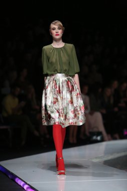 Ivica skoko, zagreb, Hırvatistan 'fashion.hr' show tarafından tasarlanan kıyafetleri moda model.