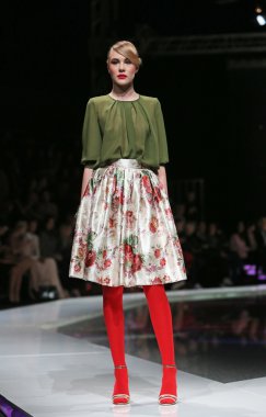 Ivica skoko, zagreb, Hırvatistan 'fashion.hr' show tarafından tasarlanan kıyafetleri moda model.