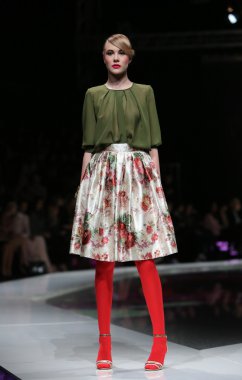 Ivica skoko, zagreb, Hırvatistan 'fashion.hr' show tarafından tasarlanan kıyafetleri moda model.