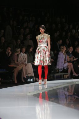 Ivica skoko, zagreb, Hırvatistan 'fashion.hr' show tarafından tasarlanan kıyafetleri moda model.