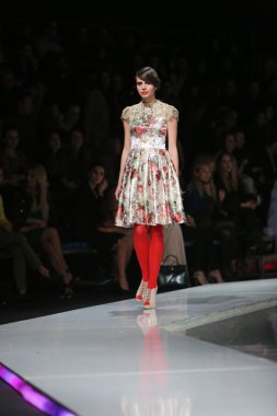 Ivica skoko, zagreb, Hırvatistan 'fashion.hr' show tarafından tasarlanan kıyafetleri moda model.