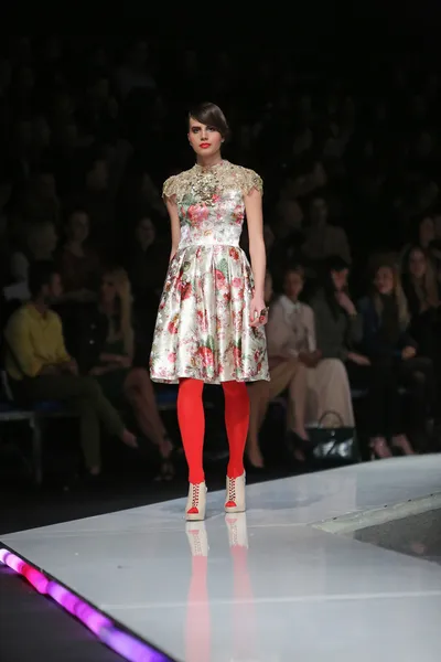 Fashion model dragen van kleding ontworpen door ivica skoko op de 'fashion.hr' show in zagreb, Kroatië. — Stockfoto