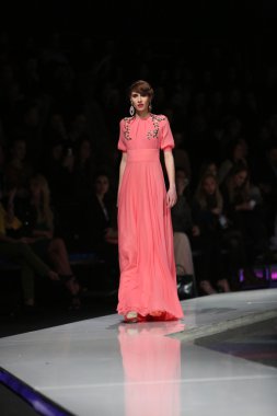 Ivica skoko, zagreb, Hırvatistan 'fashion.hr' show tarafından tasarlanan kıyafetleri moda model.