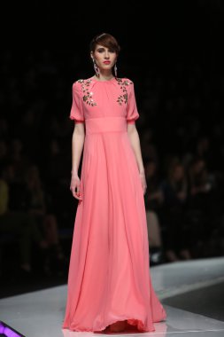Ivica skoko, zagreb, Hırvatistan 'fashion.hr' show tarafından tasarlanan kıyafetleri moda model.