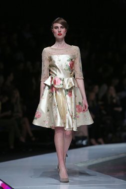 Ivica skoko, zagreb, Hırvatistan 'fashion.hr' show tarafından tasarlanan kıyafetleri moda model.