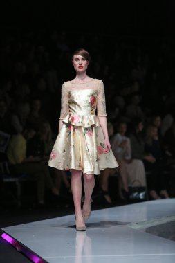 Ivica skoko, zagreb, Hırvatistan 'fashion.hr' show tarafından tasarlanan kıyafetleri moda model.