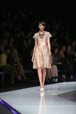 Ivica skoko, zagreb, Hırvatistan 'fashion.hr' show tarafından tasarlanan kıyafetleri moda model.