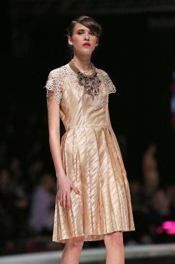 Ivica skoko, zagreb, Hırvatistan 'fashion.hr' show tarafından tasarlanan kıyafetleri moda model.