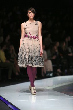 Ivica skoko, zagreb, Hırvatistan 'fashion.hr' show tarafından tasarlanan kıyafetleri moda model.