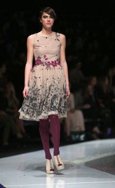 Ivica skoko, zagreb, Hırvatistan 'fashion.hr' show tarafından tasarlanan kıyafetleri moda model.