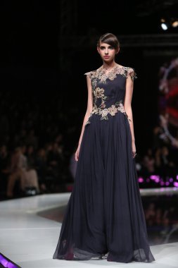 Ivica skoko, zagreb, Hırvatistan 'fashion.hr' show tarafından tasarlanan kıyafetleri moda model.