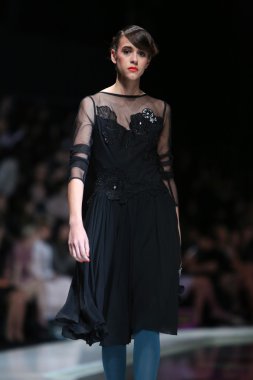 Ivica skoko, zagreb, Hırvatistan 'fashion.hr' show tarafından tasarlanan kıyafetleri moda model.