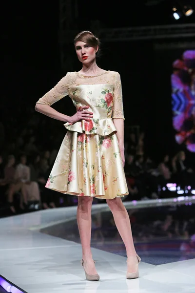 Modelmodel in der von ivica skoko entworfenen Kleidung auf der 'fashion.hr' Show in Zagreb, Kroatien. — Stockfoto