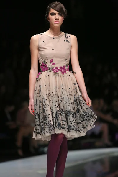 时装模特穿着由萨格勒布工作证在克罗地亚萨格勒布 'fashion.hr' 表演设计的衣服. — 图库照片