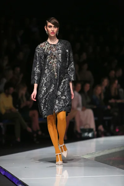 Modell bär kläder designade av ivica skoko på 'fashion.hr' Visa i zagreb, Kroatien. — Stockfoto
