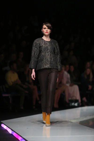 时装模特穿着由萨格勒布工作证在克罗地亚萨格勒布 'fashion.hr' 表演设计的衣服. — 图库照片