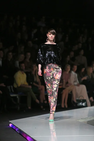 Fashion model dragen van kleding ontworpen door ivica skoko op de 'fashion.hr' show in zagreb, Kroatië. — Stockfoto