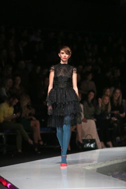 Ivica skoko, zagreb, Hırvatistan 'fashion.hr' show tarafından tasarlanan kıyafetleri moda model.