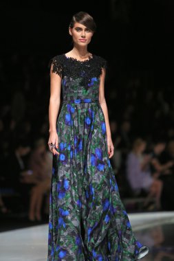 Ivica skoko, zagreb, Hırvatistan 'fashion.hr' show tarafından tasarlanan kıyafetleri moda model.