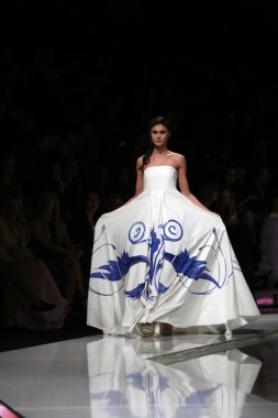 krie tasarım, zagreb, Hırvatistan 'fashion.hr' show tarafından tasarlanan kıyafetleri moda model.