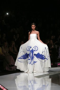 krie tasarım, zagreb, Hırvatistan 'fashion.hr' show tarafından tasarlanan kıyafetleri moda model.