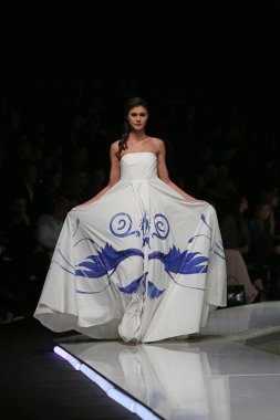 krie tasarım, zagreb, Hırvatistan 'fashion.hr' show tarafından tasarlanan kıyafetleri moda model.