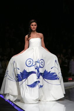 krie tasarım, zagreb, Hırvatistan 'fashion.hr' show tarafından tasarlanan kıyafetleri moda model.