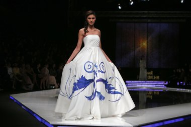 krie tasarım, zagreb, Hırvatistan 'fashion.hr' show tarafından tasarlanan kıyafetleri moda model.