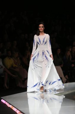 krie tasarım, zagreb, Hırvatistan 'fashion.hr' show tarafından tasarlanan kıyafetleri moda model.