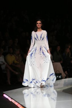 krie tasarım, zagreb, Hırvatistan 'fashion.hr' show tarafından tasarlanan kıyafetleri moda model.