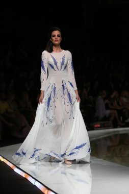 krie tasarım, zagreb, Hırvatistan 'fashion.hr' show tarafından tasarlanan kıyafetleri moda model.
