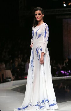 krie tasarım, zagreb, Hırvatistan 'fashion.hr' show tarafından tasarlanan kıyafetleri moda model.