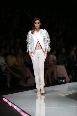 krie tasarım, zagreb, Hırvatistan 'fashion.hr' show tarafından tasarlanan kıyafetleri moda model.