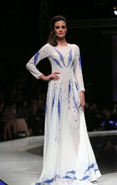 krie tasarım, zagreb, Hırvatistan 'fashion.hr' show tarafından tasarlanan kıyafetleri moda model.