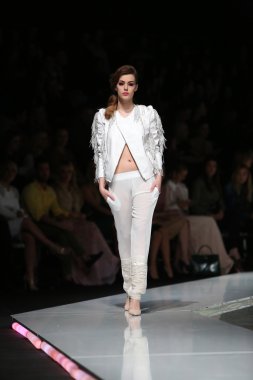 krie tasarım, zagreb, Hırvatistan 'fashion.hr' show tarafından tasarlanan kıyafetleri moda model.