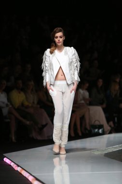 krie tasarım, zagreb, Hırvatistan 'fashion.hr' show tarafından tasarlanan kıyafetleri moda model.
