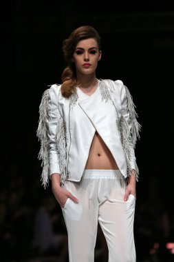 krie tasarım, zagreb, Hırvatistan 'fashion.hr' show tarafından tasarlanan kıyafetleri moda model.