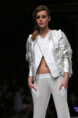 krie tasarım, zagreb, Hırvatistan 'fashion.hr' show tarafından tasarlanan kıyafetleri moda model.