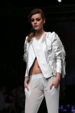 krie tasarım, zagreb, Hırvatistan 'fashion.hr' show tarafından tasarlanan kıyafetleri moda model.