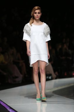 krie tasarım, zagreb, Hırvatistan 'fashion.hr' show tarafından tasarlanan kıyafetleri moda model.