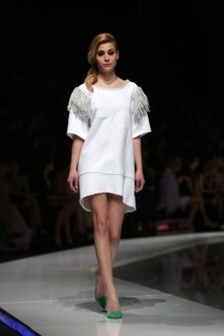 krie tasarım, zagreb, Hırvatistan 'fashion.hr' show tarafından tasarlanan kıyafetleri moda model.