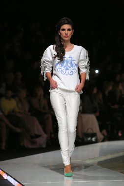 krie tasarım, zagreb, Hırvatistan 'fashion.hr' show tarafından tasarlanan kıyafetleri moda model.