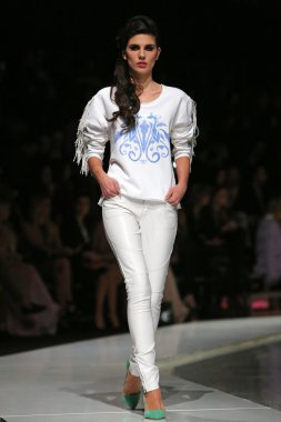 krie tasarım, zagreb, Hırvatistan 'fashion.hr' show tarafından tasarlanan kıyafetleri moda model.