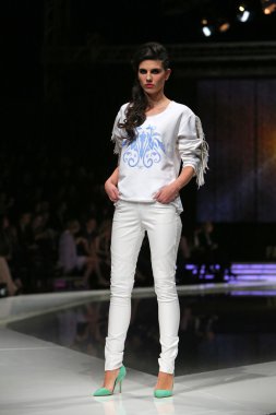 krie tasarım, zagreb, Hırvatistan 'fashion.hr' show tarafından tasarlanan kıyafetleri moda model.