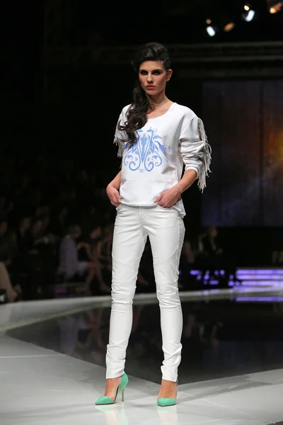 Modell bär kläder designade av krie design på "fashion.hr" Visa i zagreb, Kroatien. — Stockfoto